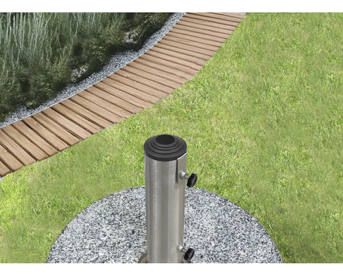 Zahradní scéna s trávníkem, chodníkovými deskami a stojanem na slunečník z žuly a kovu.