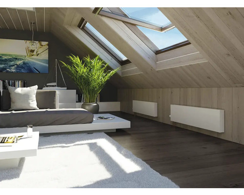 Návrh interiéru podkrovního pokoje se střešními okny, radiátory, pohovkou a kobercem