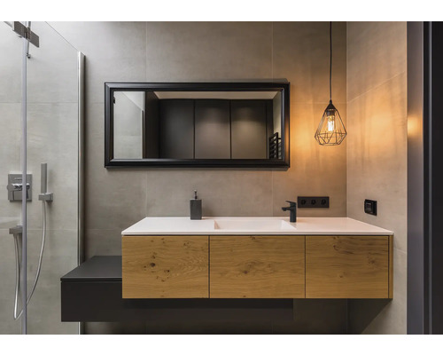 Moderní koupelna s umyvadlem, zrcadlem a osvětlením