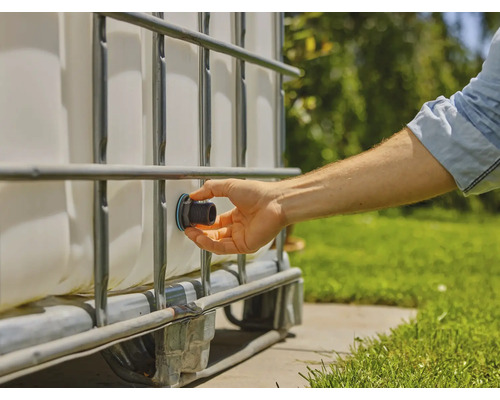 Nádrž na vodu s připojovacím kusem pro zavlažování zahrady