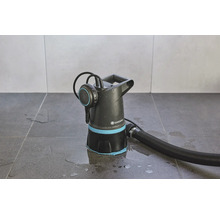 Zahradní čerpadlo s hadicí na dlaždicové podlaze