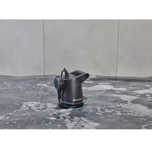 Logo Gardena na ponorném čerpadle ve vodě