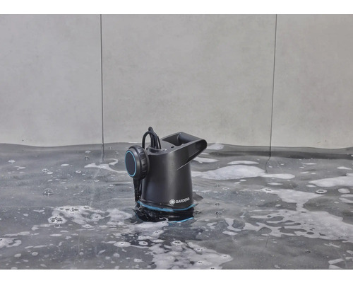 Logo Gardena na ponorném čerpadle ve vodě