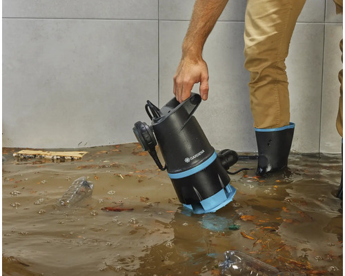 Osoba používá kalové čerpadlo Gardena v zatopené místnosti.