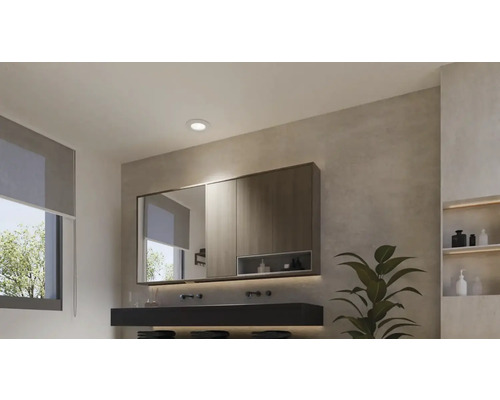 Koupelna s umyvadlem, zrcadlovou skříňkou, regálem a oknem s roletou