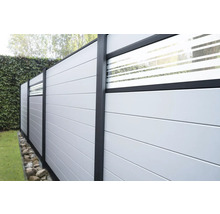 Zahradní plot se skleněnými prvky a vodorovnými panely