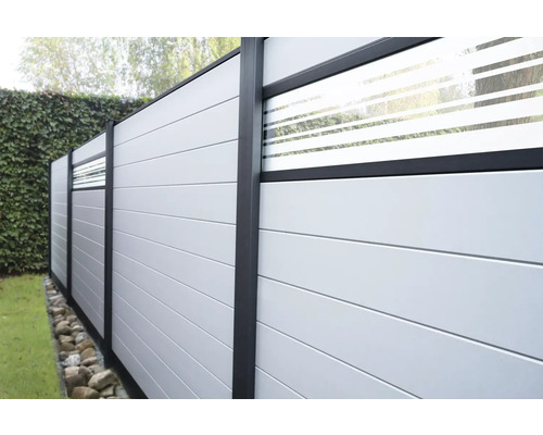 Zahradní plot se skleněnými prvky a vodorovnými panely