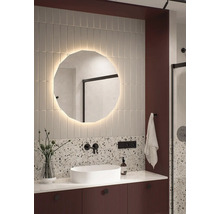 Moderní koupelna s osvětleným zrcadlem, umyvadlem na desku a stylovými obklady