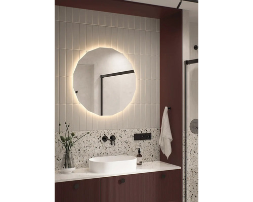 Moderní koupelna s osvětleným zrcadlem, umyvadlem na desku a stylovými obklady