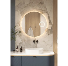 Moderní koupelna s kulatým zrcadlem, umyvadlem a armaturami