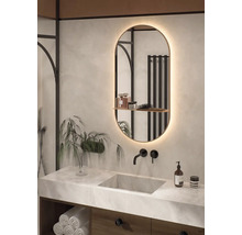 Koupelna s umyvadlem, zrcadlem s osvětlením a baterií