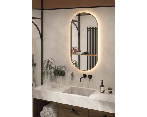 Koupelna s umyvadlem, zrcadlem s osvětlením a baterií