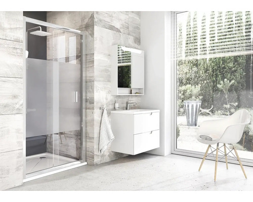 Moderní koupelna se sprchou, umyvadlem a zrcadlem