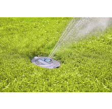 Zavlažovač trávníku v provozu na trávníku