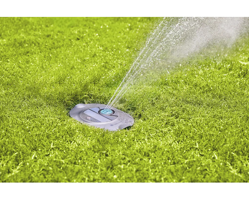 Zavlažovač trávníku v provozu na trávníku