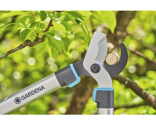 Logo společnosti Gardena. Nůžky na větve stříhají větev.