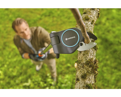 Muž stříhá větev nůžkami na větve Gardena