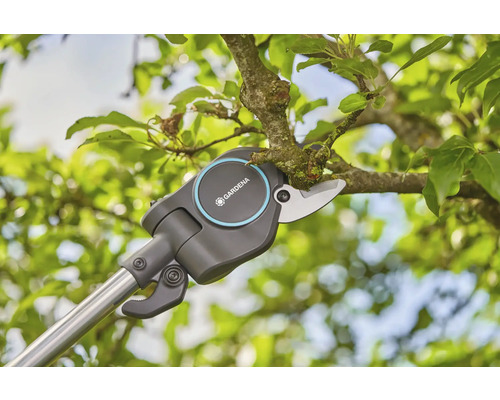 Zahradní nůžky s násadou pro řezání větví ve stromě