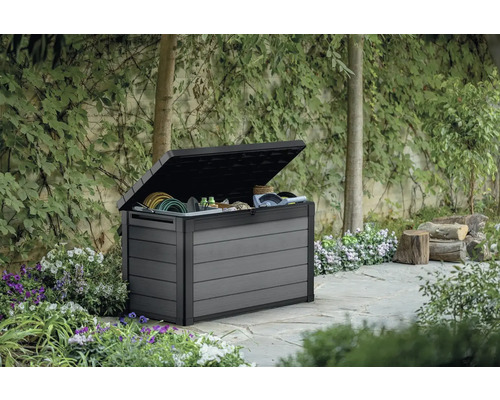 Otevřený úložný box na zahradě se zahradním nářadím