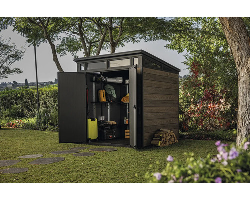 Zahradní kůlna s otevřenými dveřmi na zahradě