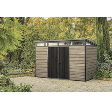 Zahradní kůlna s dvoukřídlými dveřmi a okny před zahradou