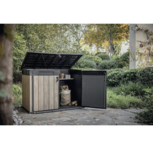 Otevřený zahradní úložný box se dřevem a zahradními doplňky