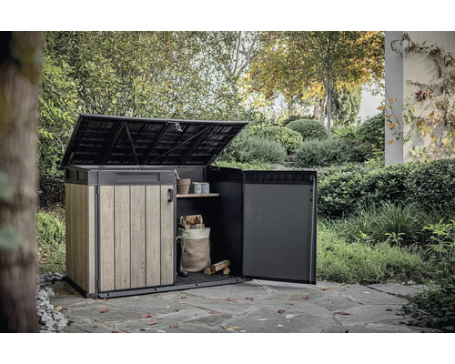 Otevřený zahradní úložný box se dřevem a zahradními doplňky