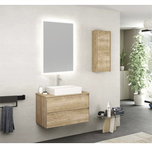 Moderní koupelna s umyvadlovou skříňkou, umyvadlem na desku, zrcadlovou skříňkou a závěsnou skříňkou ve vzhledu dřeva pro světlou a uspořádanou atmosféru