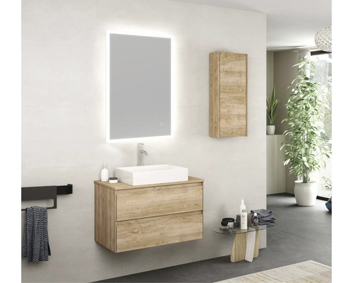 Moderní koupelna s umyvadlovou skříňkou, umyvadlem na desku, zrcadlovou skříňkou a závěsnou skříňkou ve vzhledu dřeva pro světlou a uspořádanou atmosféru