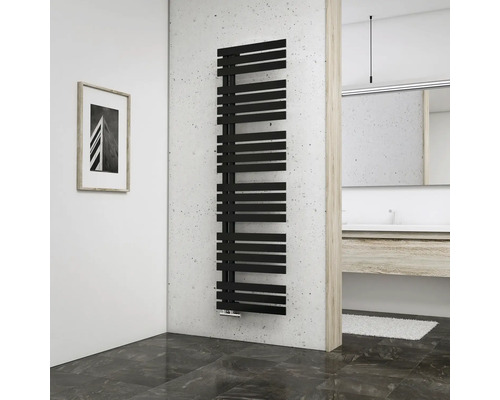 Koupelna s černým radiátorem na ručníky na zdi