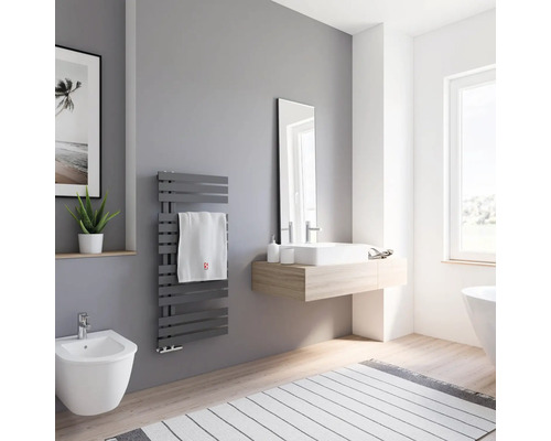 Světlá koupelna s radiátorem na ručníky, umyvadlem, zrcadlem a bidetem