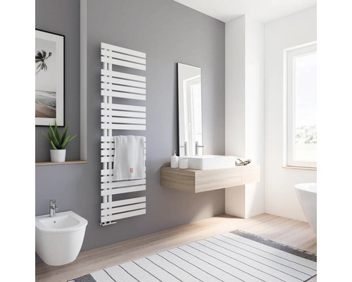 Moderní koupelna s radiátorem na ručníky, bidetem a umyvadlem