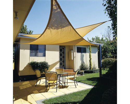 Terasa s trojúhelníkovou sluneční plachtou, stolem a židlemi