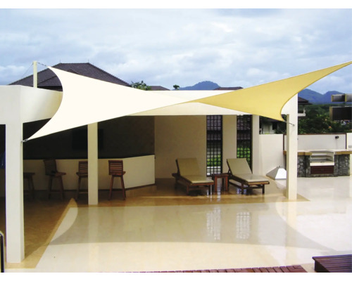 Terasa se sluneční plachtou a lehátky pro venkovní použití