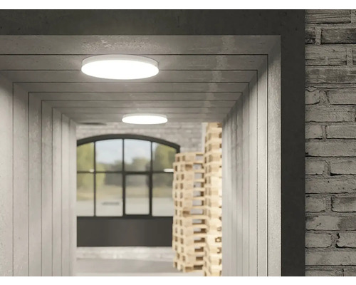 LED stropní svítidlo Panlux LM31400001 HUGO IP54 15 W 1650 lm 3000-4000-5000 K bílé Chodba se stropními svítidly a výhledem na skleněnou fasádu