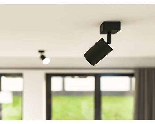 Stropní svítidlo s nastavitelným bodovým světlem v světlé místnosti.