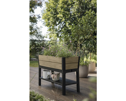 Dřevěný a kovový vyvýšený záhon s úložným prostorem na zahradě