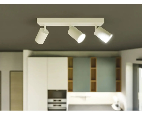 Stropní svítidlo se třemi reflektory v moderním kuchyňském designu