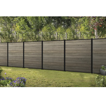 Zahradní plot z dřevěných prvků s kovovými sloupky v exteriéru