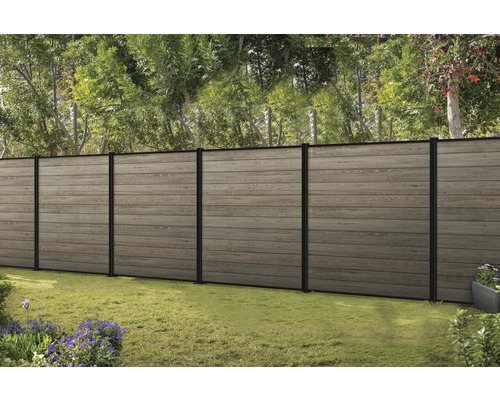 Zahradní plot z dřevěných prvků s kovovými sloupky v exteriéru