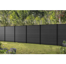 Zahradní pohled s plotem z WPC prvků