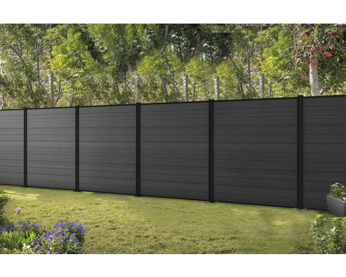 Zahradní pohled s plotem z WPC prvků