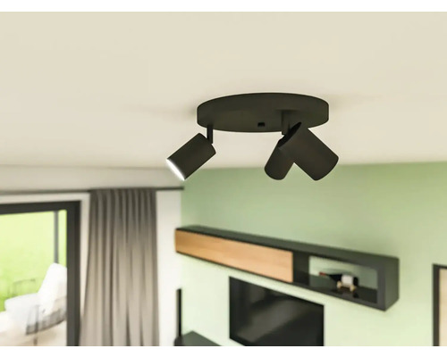 Stropní svítidlo se dvěma reflektory v obývacím pokoji