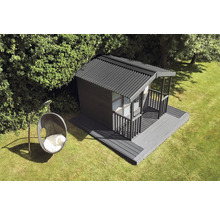 Zahrada se zahradním domkem a závěsným košíkovým křeslem