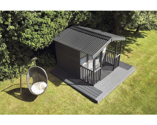 Zahrada se zahradním domkem a závěsným košíkovým křeslem