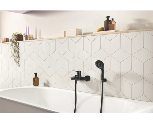 Koupelna s vanou, armaturou a geometrickými obklady