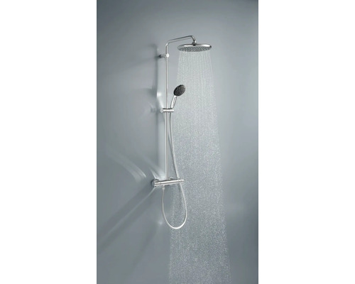 Sprchová armatura s hlavovou a ruční sprchou v provozu.