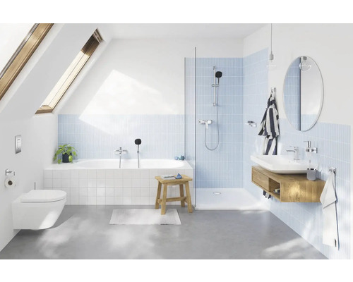 Světlá koupelna s vanou, sprchou, umyvadlem a střešním oknem