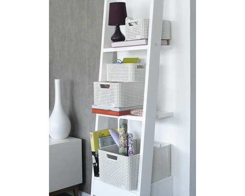 Bílá policová skříň s bílými úložnými koši pro uklizený domov.