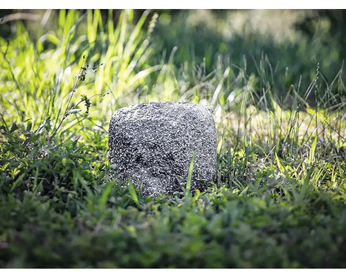 Betonová dlažební kostka v zahradě